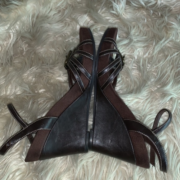NWOB Bass Alexis Open Toe Wedge Sandal w/Ankle Strap Brown Leather Size 7.5 - Picture 4 of 16